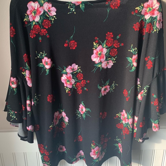 Express Floral Flutter Sleeve Crop Top - Picture 2 of 4